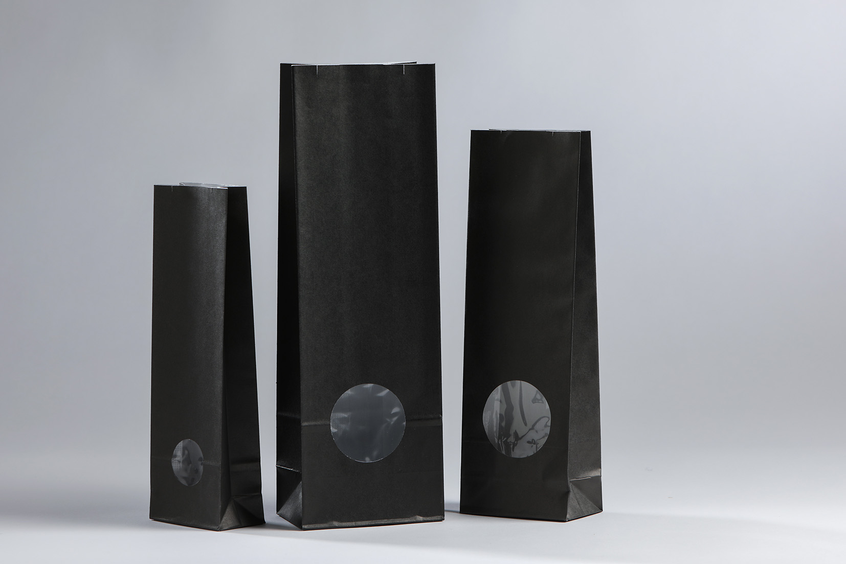 Sacs en papier kraft noire avec fenêtre - Image 2