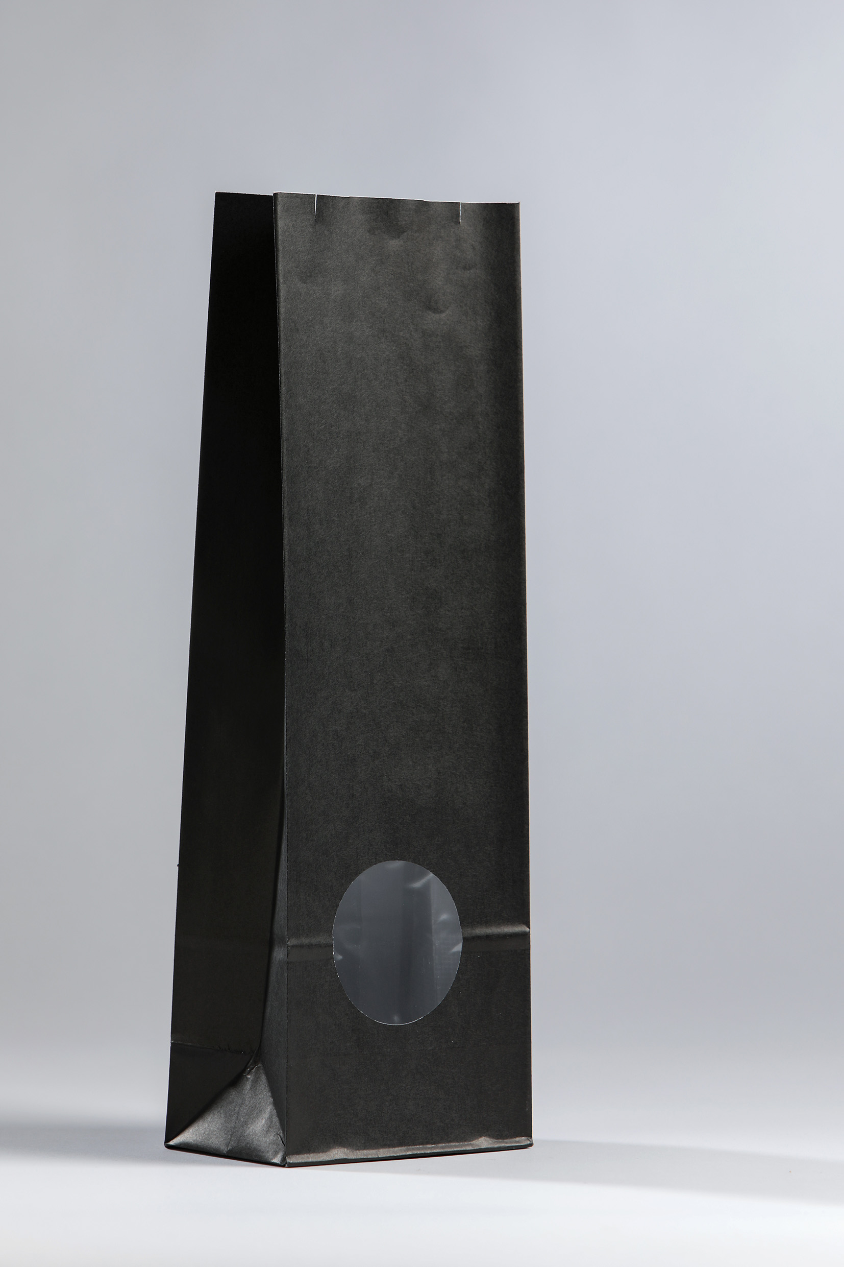 Schwarze Papiertüten mit Fenster